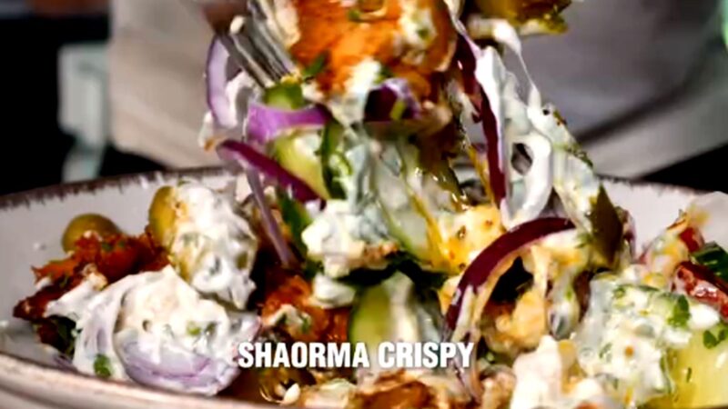 Celebra salată shaorma crispy a juratului de la Chefi la cuțite. Rețeta care cucerește prin gust și simplitate