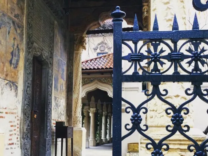 Ai trecut pe lângă ea de sute de ori. Mănăstirea Stavropoleos și curtea sa ascund o poveste incredibilă, nespusă de ghidurile turistice