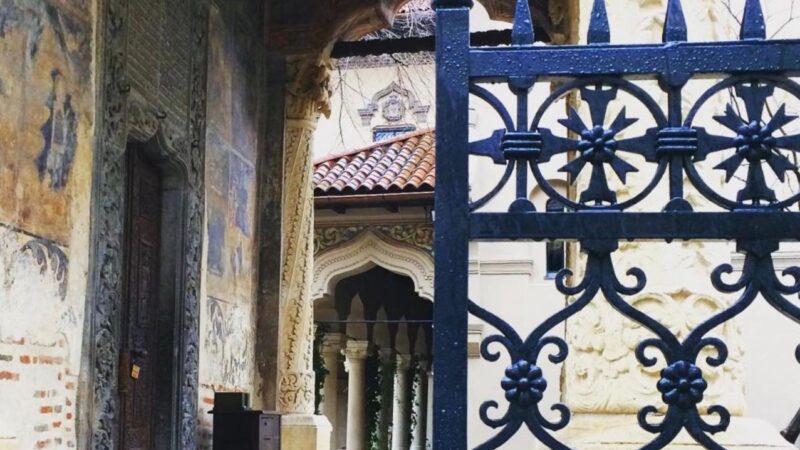 Ai trecut pe lângă ea de sute de ori. Mănăstirea Stavropoleos și curtea sa ascund o poveste incredibilă, nespusă de ghidurile turistice