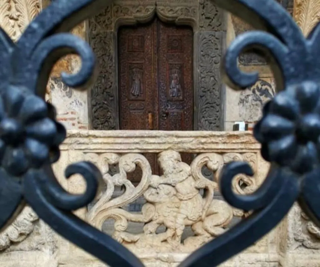 Ai trecut pe lângă ea de sute de ori. Mănăstirea Stavropoleos și curtea sa ascund o poveste incredibilă, nespusă de ghidurile turistice 4 Ai trecut pe lângă ea de sute de ori. Curtea Stavropoleos ascunde o poveste incredibilă, nespusă de ghidurile turistice