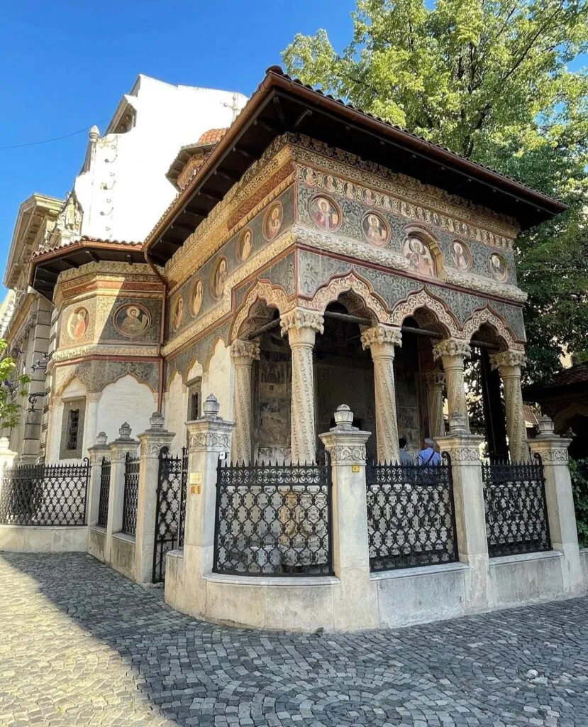 Ai trecut pe lângă ea de sute de ori. Mănăstirea Stavropoleos și curtea sa ascund o poveste incredibilă, nespusă de ghidurile turistice 2 Ai trecut pe lângă ea de sute de ori. Mănăstirea Stavropoleos și curtea sa ascund o poveste incredibilă, nespusă de ghidurile turistice