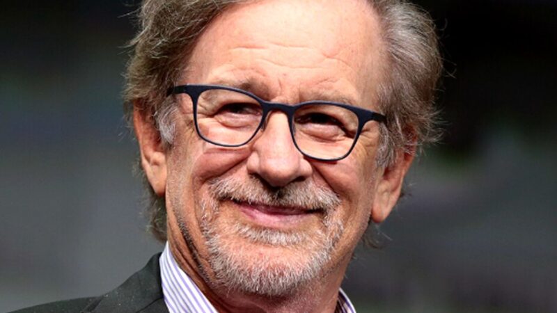 Steven Spielberg rupe tăcerea despre extratereștri într-un mod în care nimeni nu a îndrăznit. Tom Cruise i-a adus elogii