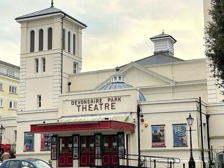 Fantoma violonistului de pe Titanic bântuie un teatru celebru din Anglia. Povestea e cutremurătoare