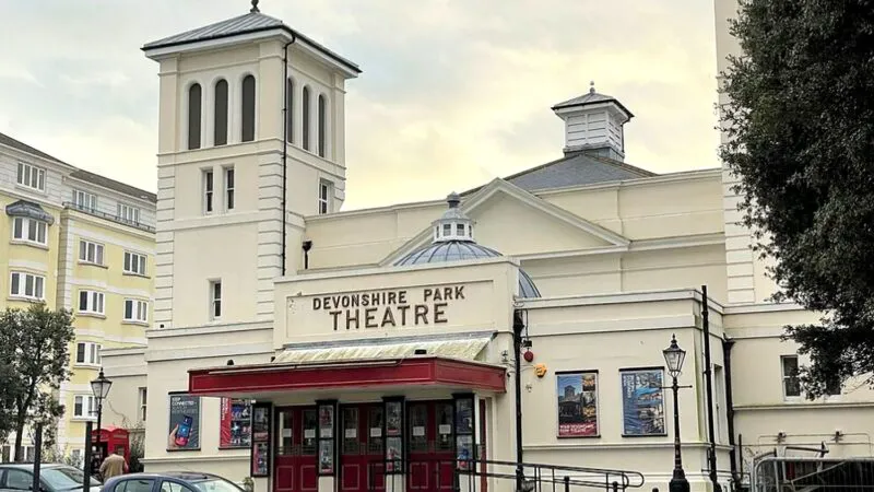 Fantoma violonistului de pe Titanic bântuie un teatru celebru din Anglia. Povestea e cutremurătoare