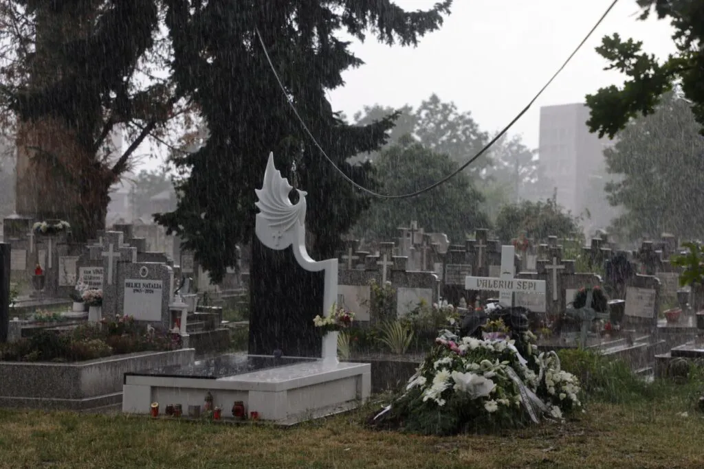 Valeriu Sepi, „Căprarul din Phoenix”, a fost condus de caprele sale spre locul de veci, lângă Nicu Covaci 3 Valeriu Sepi, „Căprarul din Phoenix”, a fost condus de caprele sale spre locul de veci, lângă Nicu Covaci
