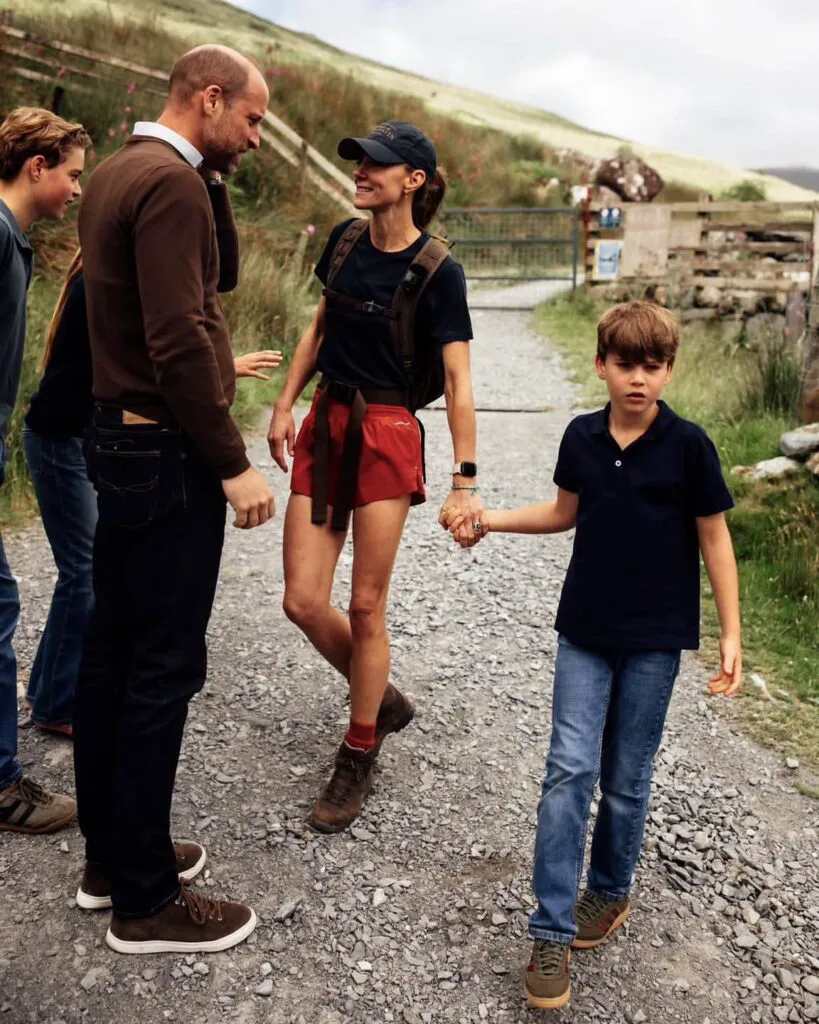 Kate Middleton, apariție neașteptată în pantaloni scurți. Cum se menține Prințesa de Wales într-o formă impecabilă 4 Kate Middleton, apariție neașteptată în pantaloni scurți. Cum se menține Prințesa de Wales într-o formă impecabilă