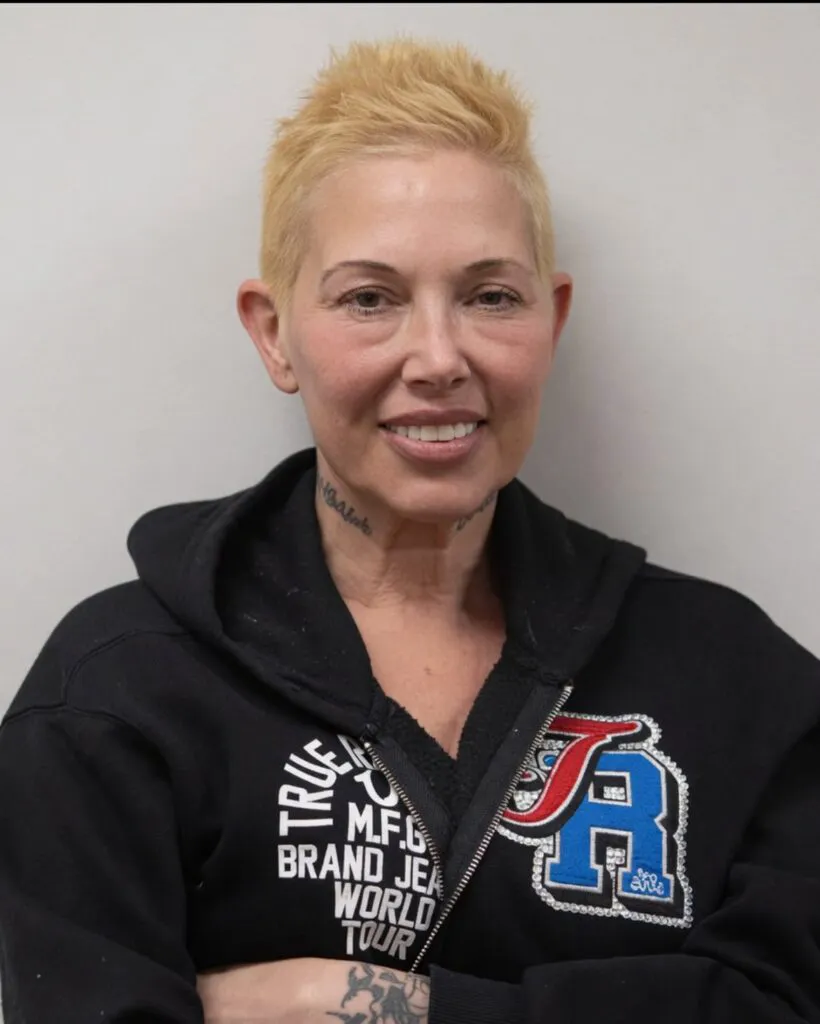 Fosta soție a lui Eminem, Kim Scott, electrocutată de poliție. Femeia a fost încătușată și dusă în arest 2 Fosta soție a lui Eminem, Kim Scott, în centrul unui nou scandal. Poliția intervenit de urgență