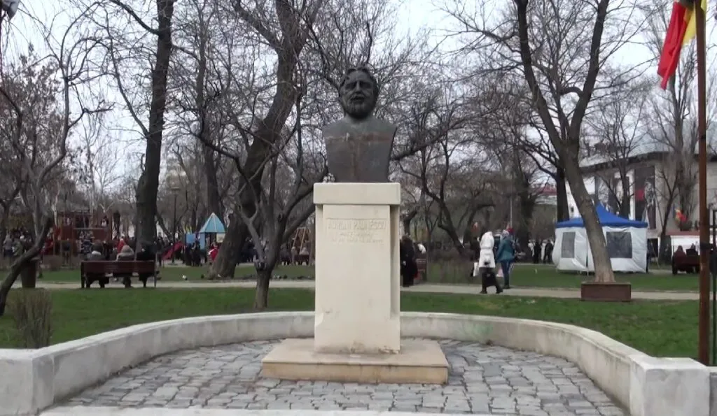 Revoltă după decizia IICCMER privind bustul lui Adrian Păunescu. Mii de oameni reacționează: „Românii îl vor pe Adrian Păunescu” 2 Revoltă după decizia IICCMER privind bustul lui Adrian Păunescu. Mii de români reacționează: „Românii îl vor pe Adrian Păunescu”