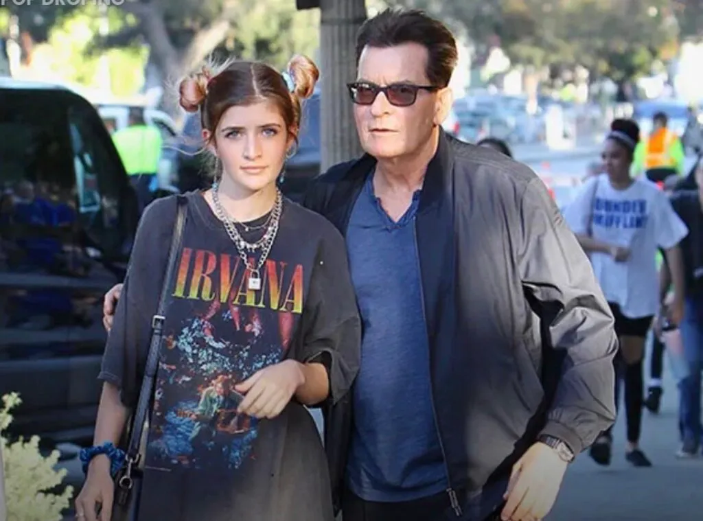 Scandal în familia actorului din „Doi bărbați și jumătate”. Fiica lui Charlie Sheen se dezbracă pe OnlyFans fiindcă tata nu-i dă bani 4 Scandal în familia actorului din „Doi bărbați și jumătate”. Fiica lui Charlie Sheen se dezbracă pe OnlyFans fiindcă tata nu-i dă bani