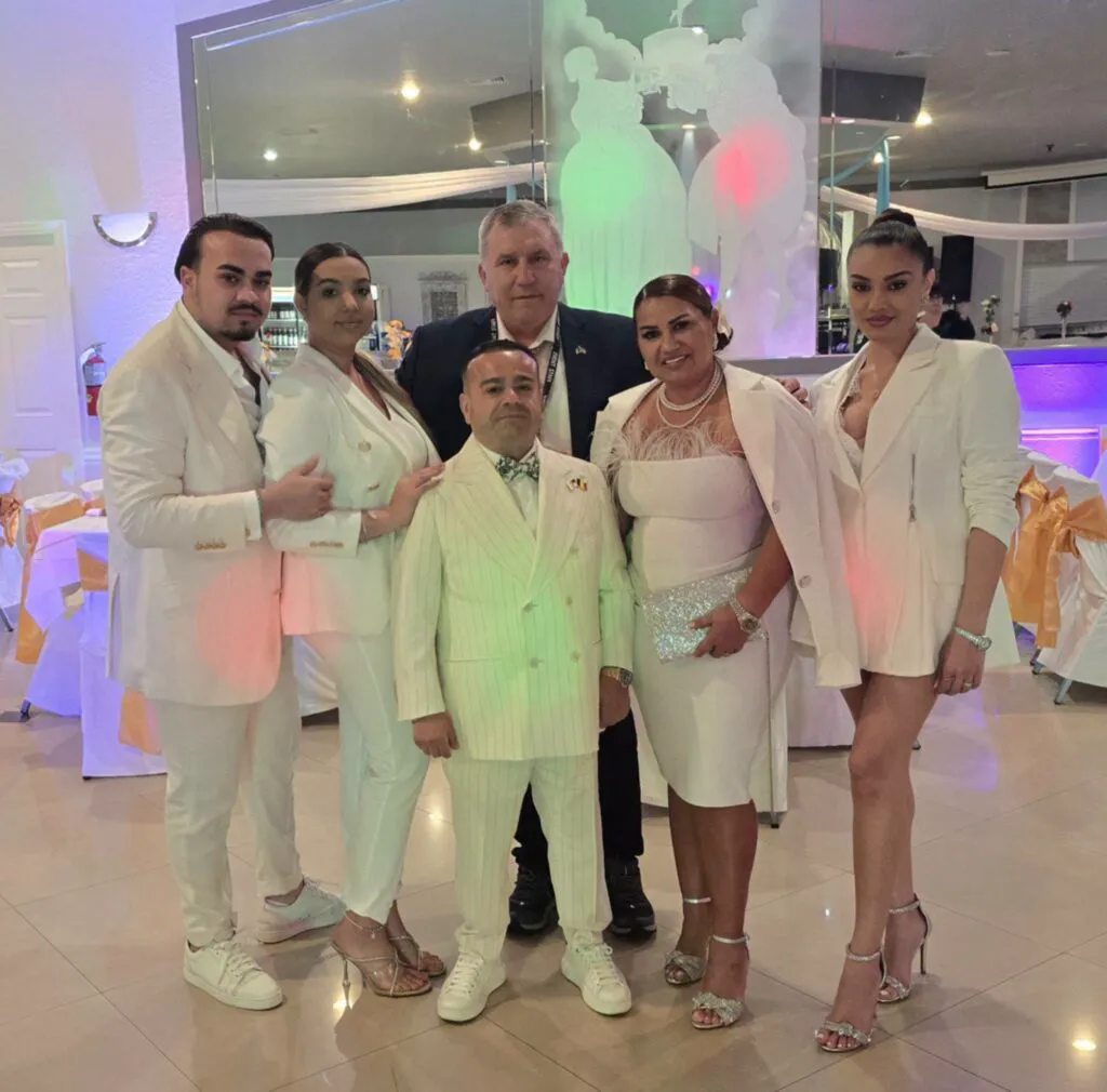 Adrian Minune, turneu în SUA cu familia. Cum arată astăzi clanul artistului - FOTO 2 Adrian Minune, turneu în SUA cu familia. Cum arată astăzi clanul artistului - FOTO