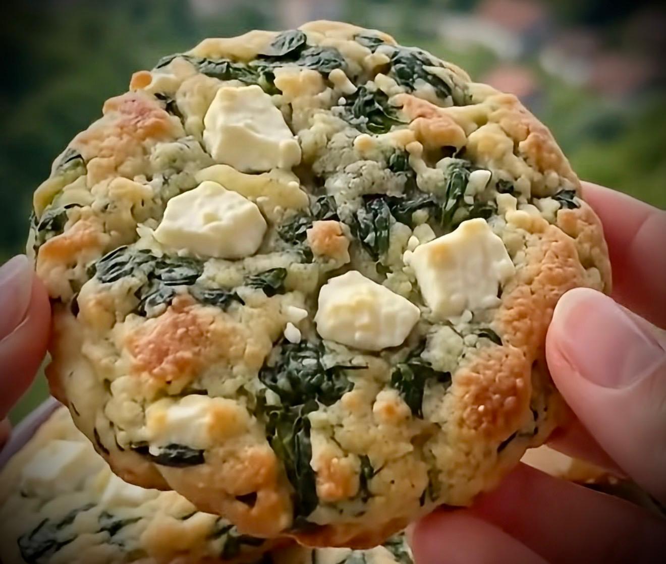 Biscuiți sărați cu feta și spanac. Rețeta grecească gata în jumătate de oră