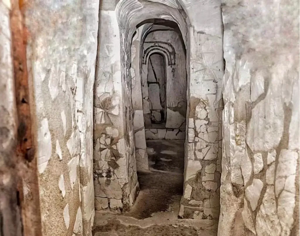 „Cappadocia României” există de peste 1.000 de ani. Misteriosul complex ascunde biserici săpate în stâncă și simboluri nedescifrate 4 „Cappadocia României” există și are peste 1.000 de ani. Misteriosul complex ascunde șase biserici săpate în stâncă și sute de simboluri nedescifrate