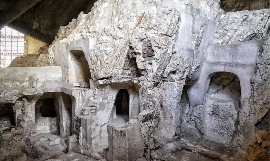 „Cappadocia României” există de peste 1.000 de ani. Misteriosul complex ascunde biserici săpate în stâncă și simboluri nedescifrate 2 „Cappadocia României” există și are peste 1.000 de ani. Misteriosul complex ascunde șase biserici săpate în stâncă și sute de simboluri nedescifrate