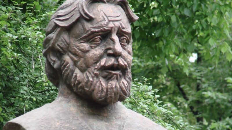 Revoltă după decizia IICCMER privind bustul lui Adrian Păunescu. Mii de oameni reacționează: „Românii îl vor pe Adrian Păunescu”