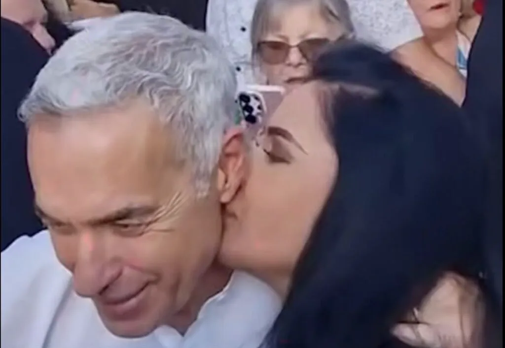 Oana Zăvoranu l-a făcut bătrân pe Călin Georgescu. Moment viral la Târgul de la Domnești 2 Oana Zăvoranu l-a făcut bătrân pe Călin Georgescu. Moment viral la Târgul de la Domnești