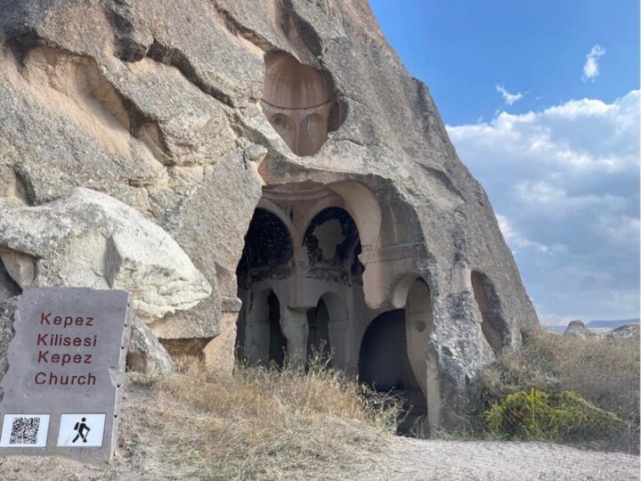 „Cappadocia României” există de peste 1.000 de ani. Misteriosul complex ascunde biserici săpate în stâncă și simboluri nedescifrate