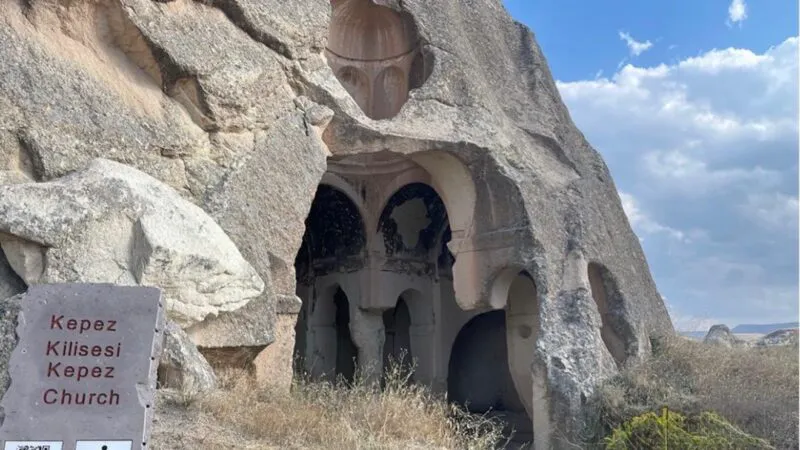 „Cappadocia României” există de peste 1.000 de ani. Misteriosul complex ascunde biserici săpate în stâncă și simboluri nedescifrate