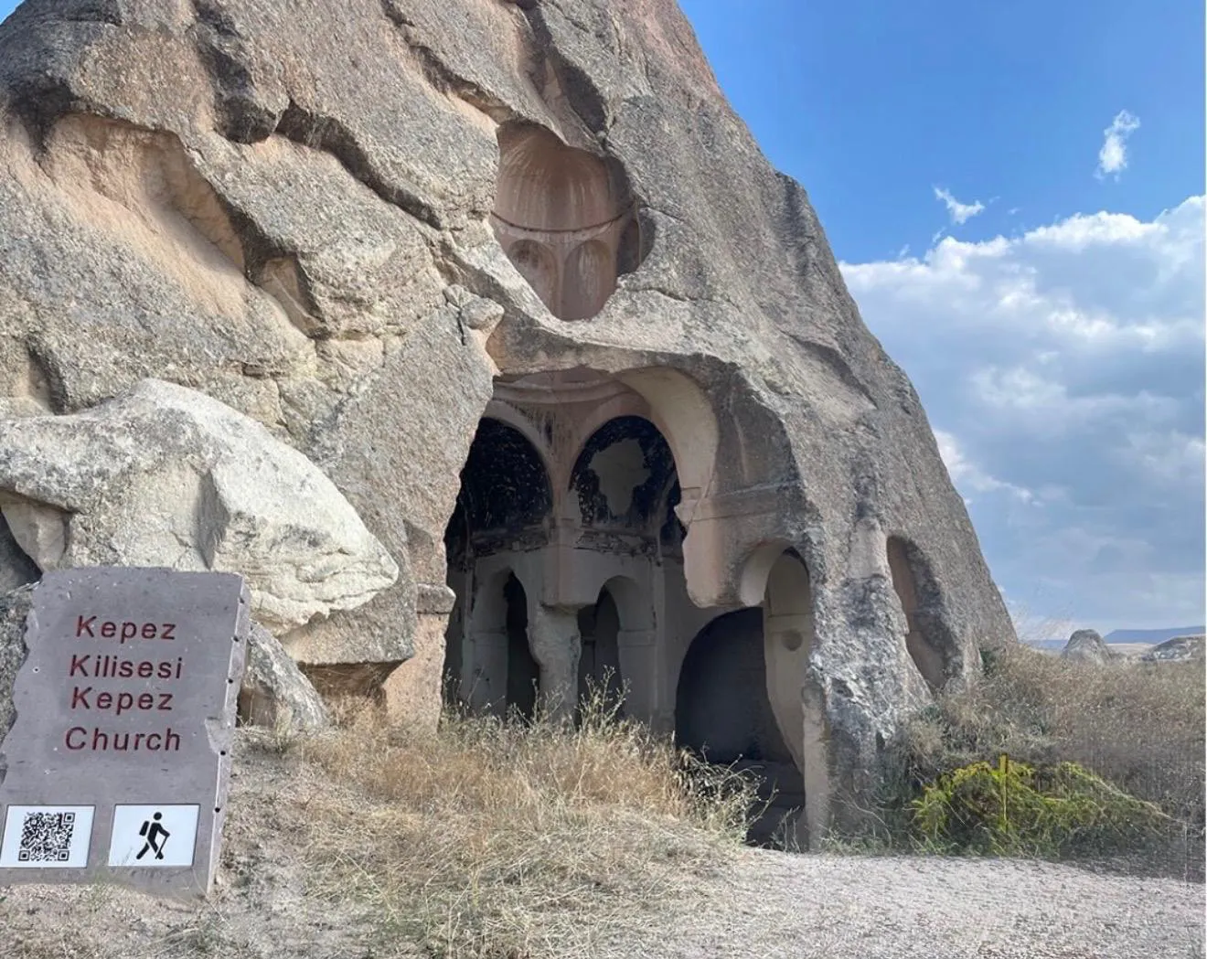 „Cappadocia României” există de peste 1.000 de ani. Misteriosul complex ascunde biserici săpate în stâncă și simboluri nedescifrate