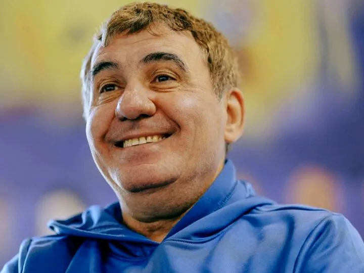 Bancuri. Tatăl citește ziarul. La un moment dat, ochii îi cad pe un titlu cu litere mari: Gică Hagi… E genial ce urmează
