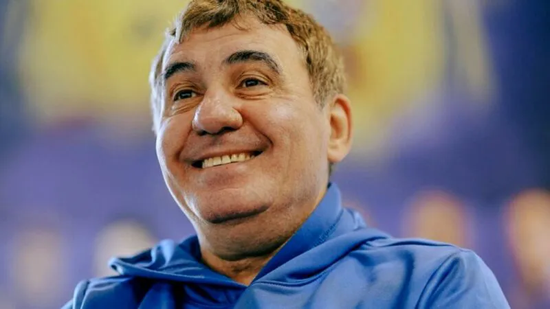 Bancuri. Tatăl citește ziarul. La un moment dat, ochii îi cad pe un titlu cu litere mari: Gică Hagi… E genial ce urmează