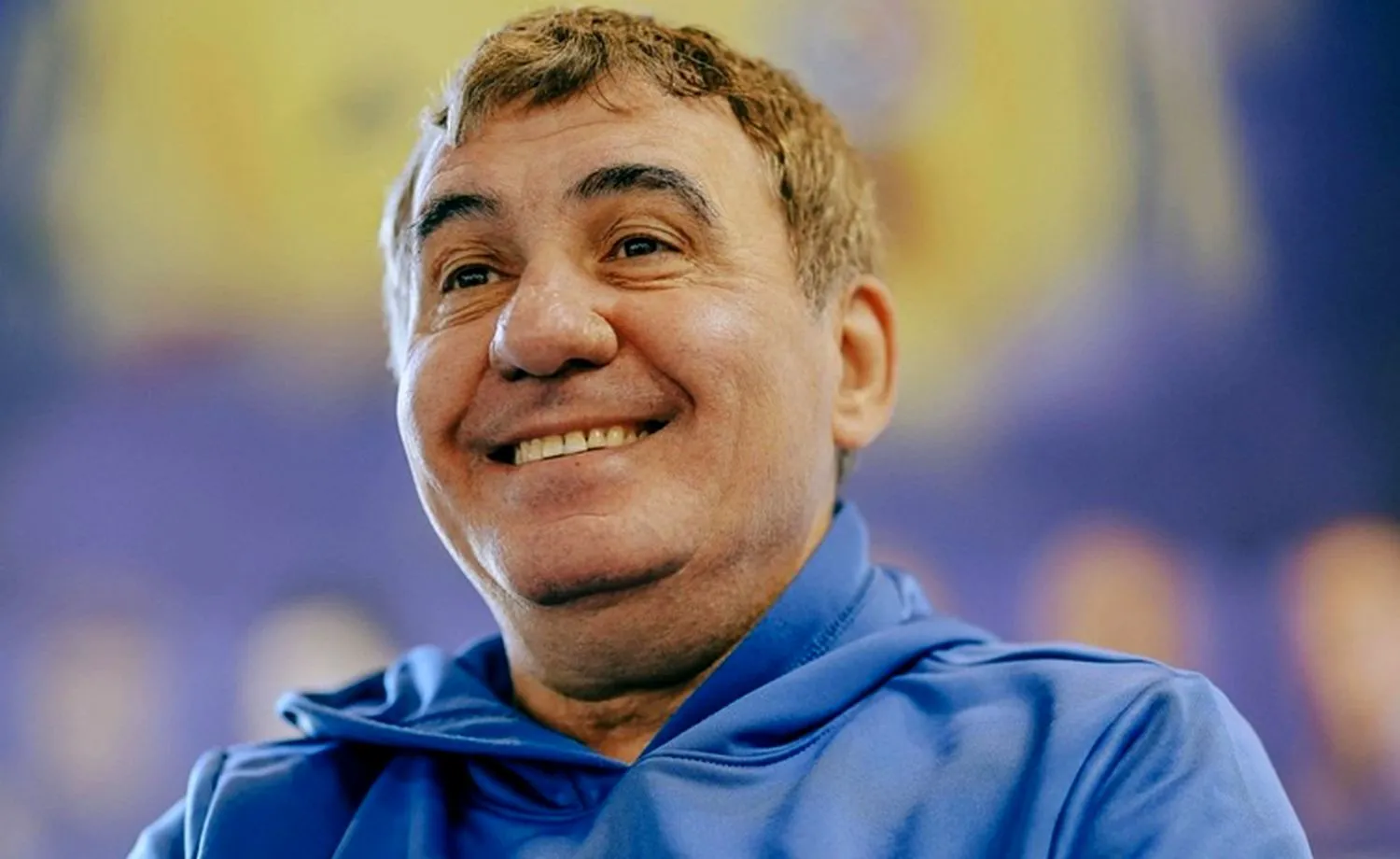 Bancuri. Tatăl citește ziarul. La un moment dat, ochii îi cad pe un titlu cu litere mari: Gică Hagi… E genial ce urmează