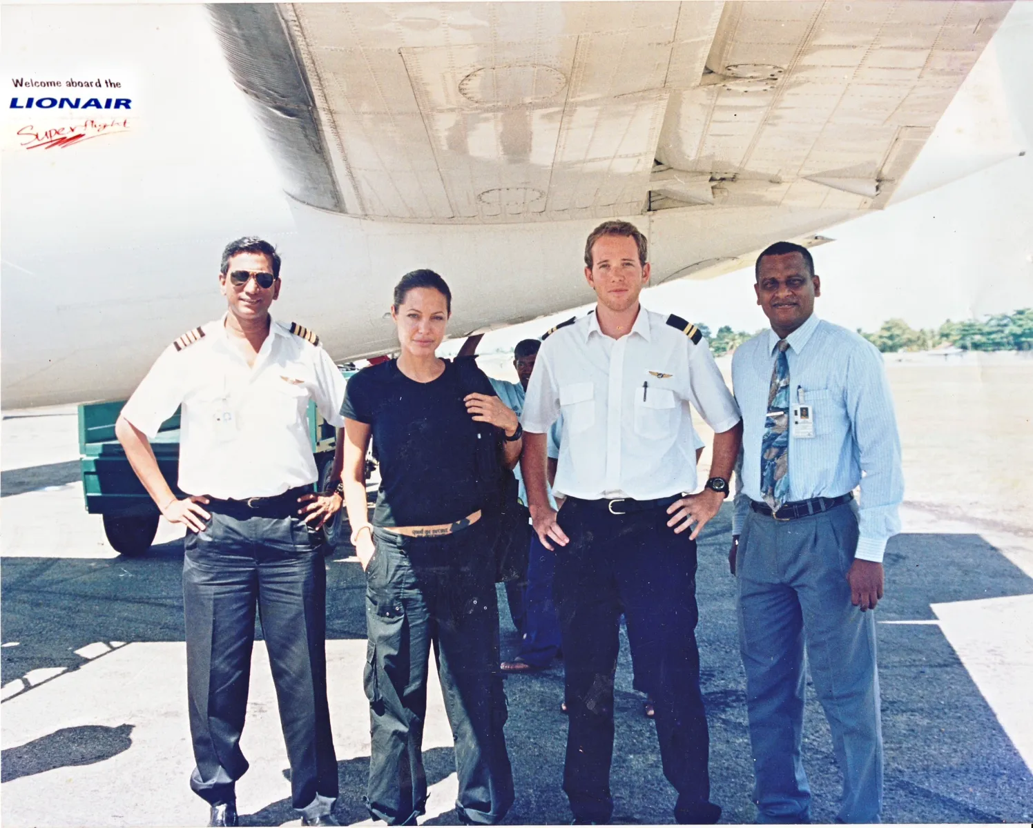Angelina Jolie în timpul vizitei sale în Jaffna și în alte regiuni din Provincia de Nord a statului Sri Lanka, în calitate de ambasador al bunăvoinței UNHCR, în 2003, la scurt timp după divorțul de Billy Bob Thornton. (foto: Wikipedia)