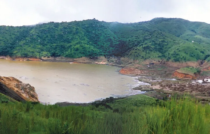 Lacul care a ucis peste 1.700 de oameni fără să-i atingă cu o picătură de apă. Cel mai ciudat dezastru natural din istorie?