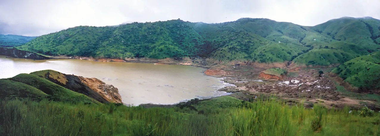 Lacul care a ucis peste 1.700 de oameni fără să-i atingă cu o picătură de apă. Cel mai ciudat dezastru natural din istorie?