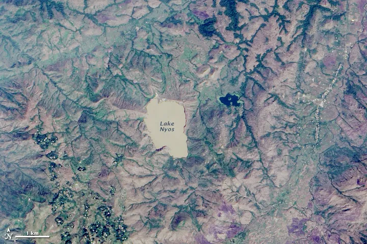 Lacul Nyos și împrejurimile sale, surprinse de satelitul Landsat 8 în anul 2014. (foto: Wikipedia)