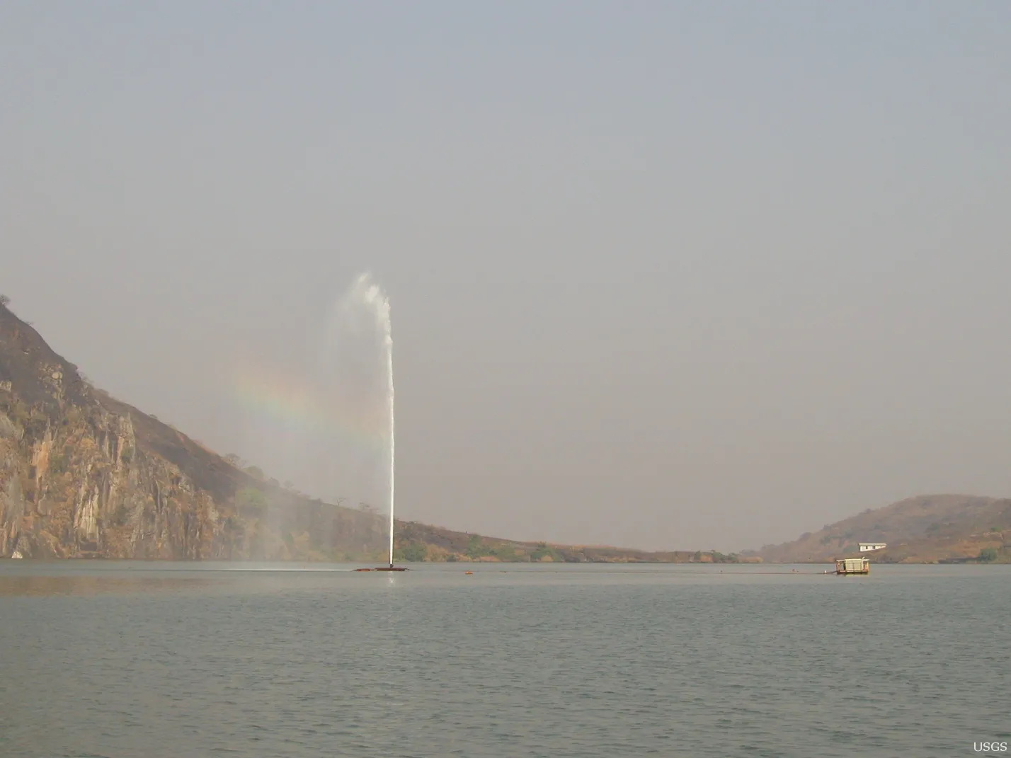 Sistemul artificial de degazare instalat la Lacul Nyos, conceput pentru a elimina treptat dioxidul de carbon acumulat în adâncuri și pentru a preveni o nouă tragedie. (foto: Wikipedia)