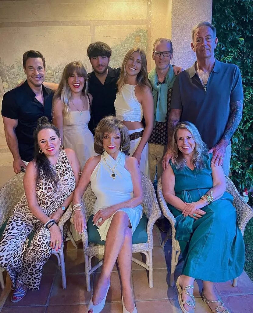 Joan Collins sfidează bătrânețea la 93 de ani. Actrița din „Dynasty” a dezvăluit dieta și secretele care o ajută să arate fabulos 3 Joan Collins sfidează bătrânețea la 93 de ani. Actrița din „Dynasty” a dezvăluit dieta și secretele care o ajută să arate fabulos