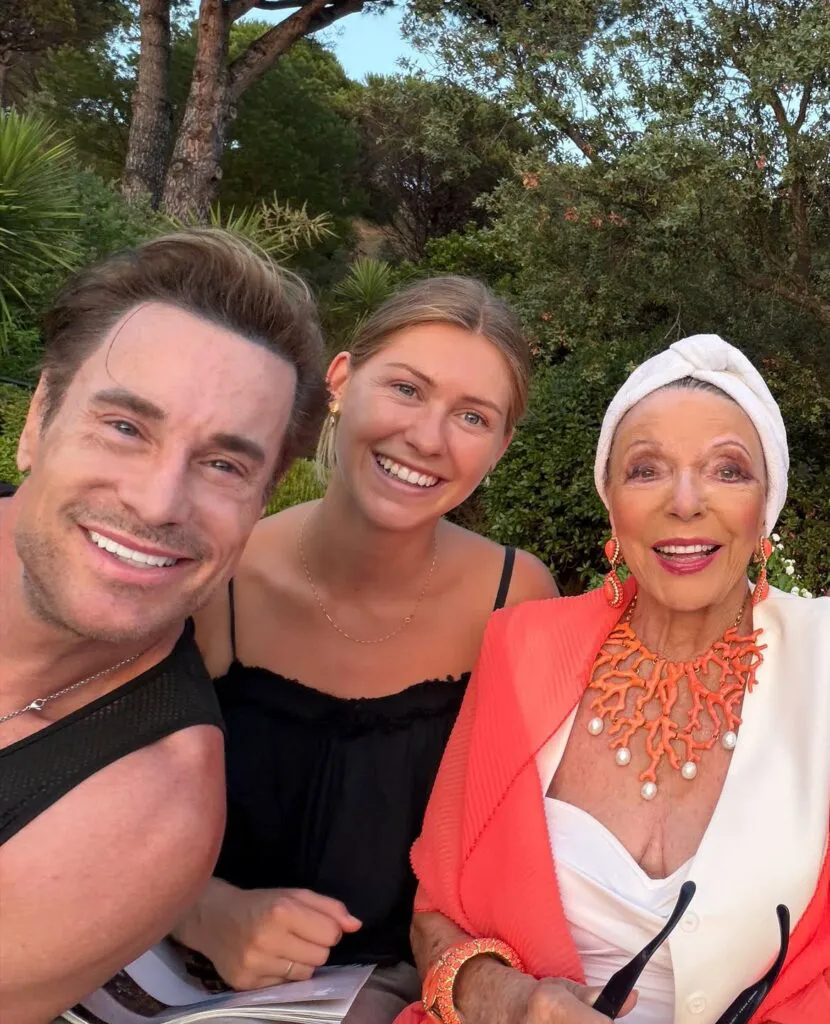 Joan Collins sfidează bătrânețea la 93 de ani. Actrița din „Dynasty” a dezvăluit dieta și secretele care o ajută să arate fabulos 4 Joan Collins sfidează bătrânețea la 93 de ani. Actrița din „Dynasty” a dezvăluit dieta și secretele care o ajută să arate fabulos