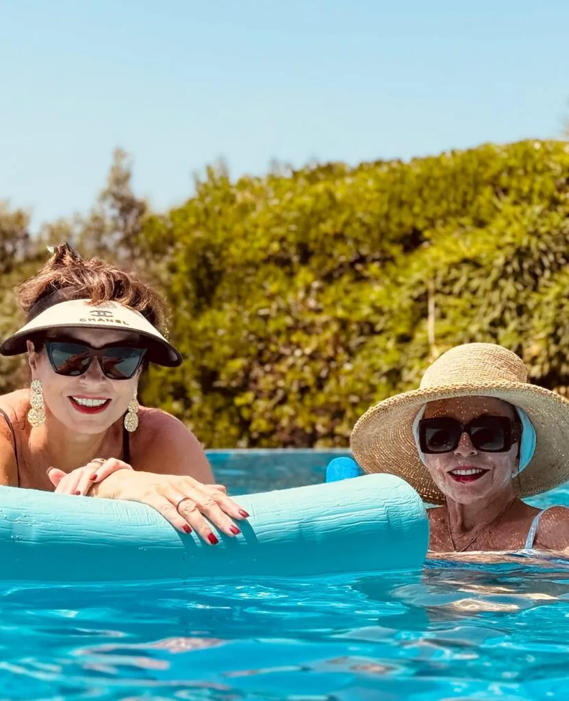 Joan Collins sfidează bătrânețea la 93 de ani. Actrița din „Dynasty” a dezvăluit dieta și secretele care o ajută să arate fabulos 5 Joan Collins sfidează bătrânețea la 93 de ani. Actrița din „Dynasty” a dezvăluit dieta și secretele care o ajută să arate fabulos