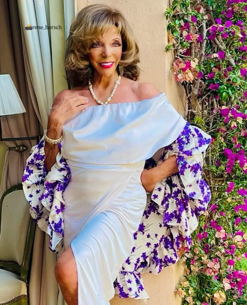 Joan Collins sfidează bătrânețea la 93 de ani. Actrița din „Dynasty” a dezvăluit dieta și secretele care o ajută să arate fabulos 2 Joan Collins sfidează bătrânețea la 93 de ani. Actrița din „Dynasty” a dezvăluit dieta și secretele care o ajută să arate fabulos