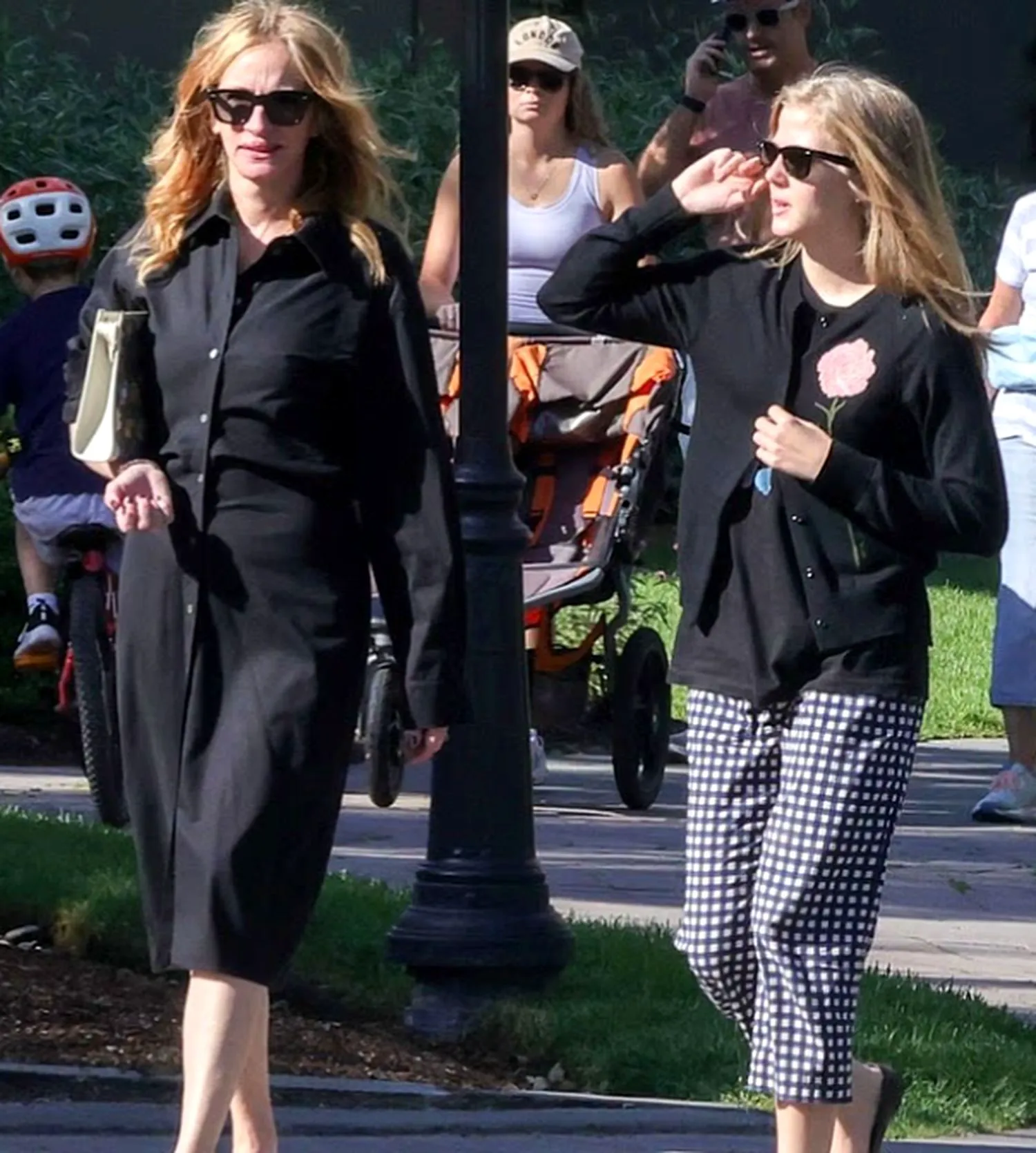 Julia Roberts, apariție ravisantă alături de fiica sa, la scurt timp după ceremonia de vis a nepoatei Emma Roberts