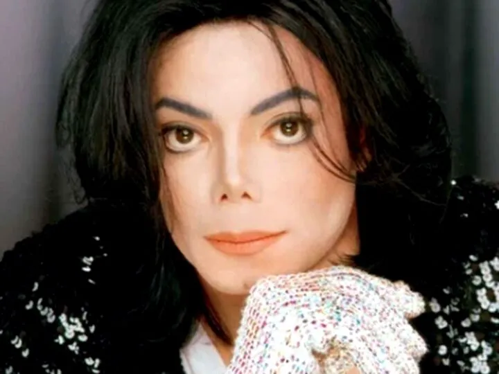 Michael Jackson a murit în 2009, dar continuă să facă istorie. Este din nou numărul 1, iar averea se mărește