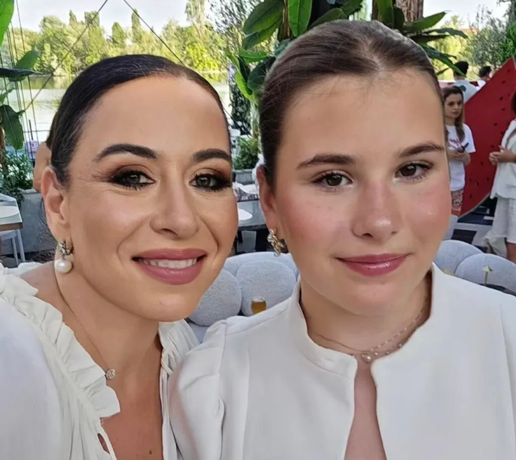 Oana Roman a slăbit și a defilat pe podium. Rochia albă a transformat-o în „mireasa” colecției