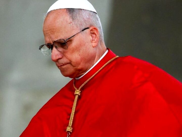 Bancuri. Gheorghe stătea în mulțime și aștepta apariția lui Vasile la balconul papal… Ce a făcut Papa
