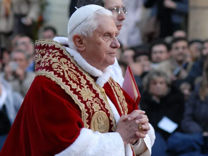 Cum a prezis Nostradamus o perioadă grea pentru Papa Benedict. Al cui „prizonier” a fost pontiful