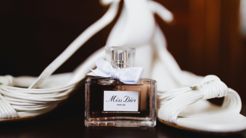 Femei din toată lumea îl adoră, dar puține știu pentru cine a creat Christian Dior celebrul parfum „Miss Dior”