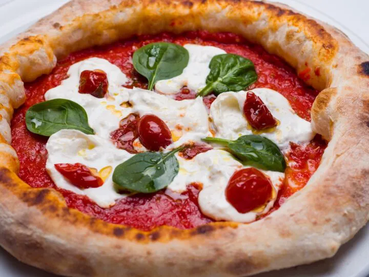 Surpriză culinară 2026: Cea mai bună pizza Margherita din lume nu se mai mănâncă în Italia, ci în altă țară
