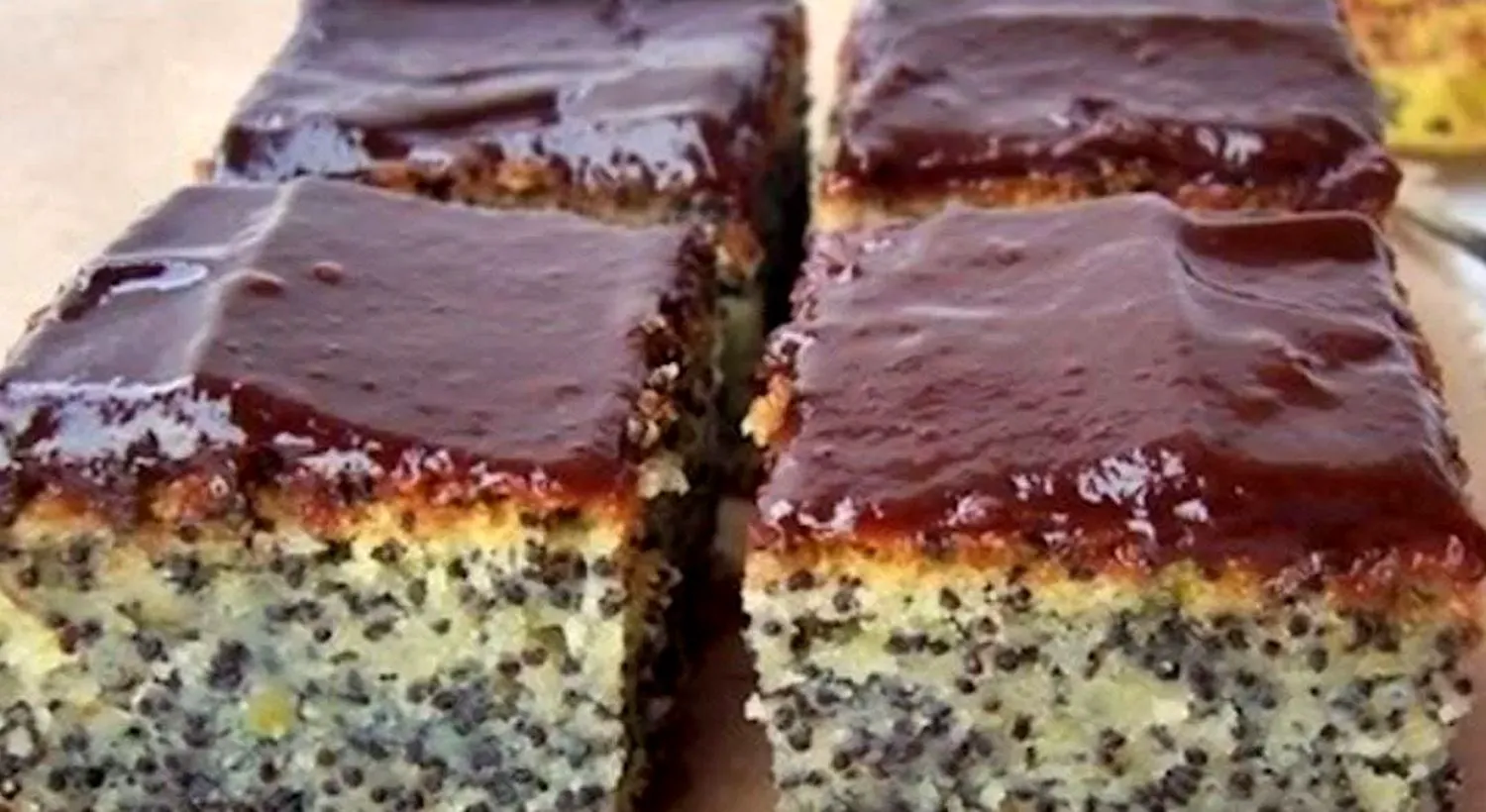 Rețetă de prăjitură cu mac care cucerește din prima. Un desert pufos, aromat și ușor de pregătit