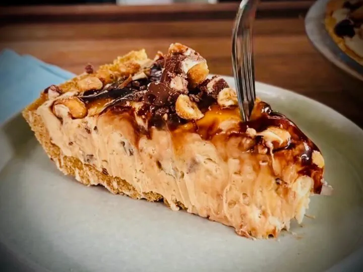 Prăjitura Snickers, fără coacere, pe care o poți face acasă!