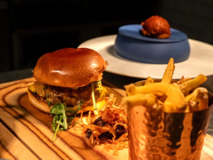 Rețetă spectaculoasă de burger franțuzesc cu rață. Gustul rafinat care schimbă toate regulile