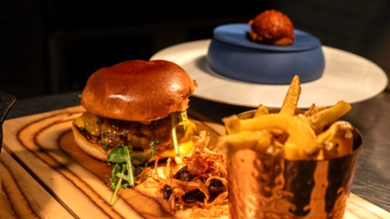 Rețetă spectaculoasă de burger franțuzesc cu rață. Gustul rafinat care schimbă toate regulile