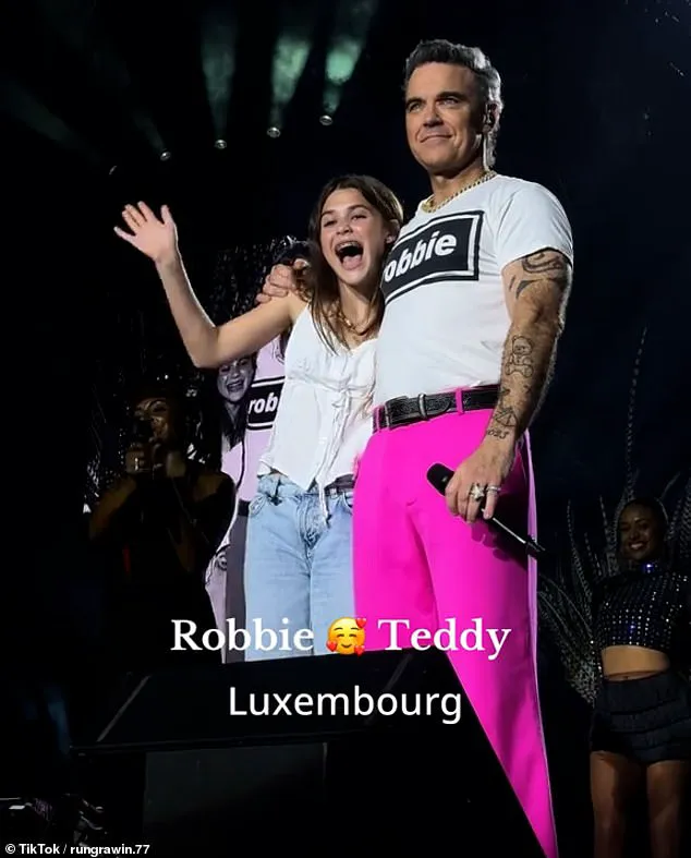 Robbie Williams și-a adus fiica pe scenă. Ce i-a spus adolescenta în fața a mii de oameni 2 Robbie Williams și-a adus fiica pe scenă. Ce i-a spus adolescenta în fața a mii de oameni