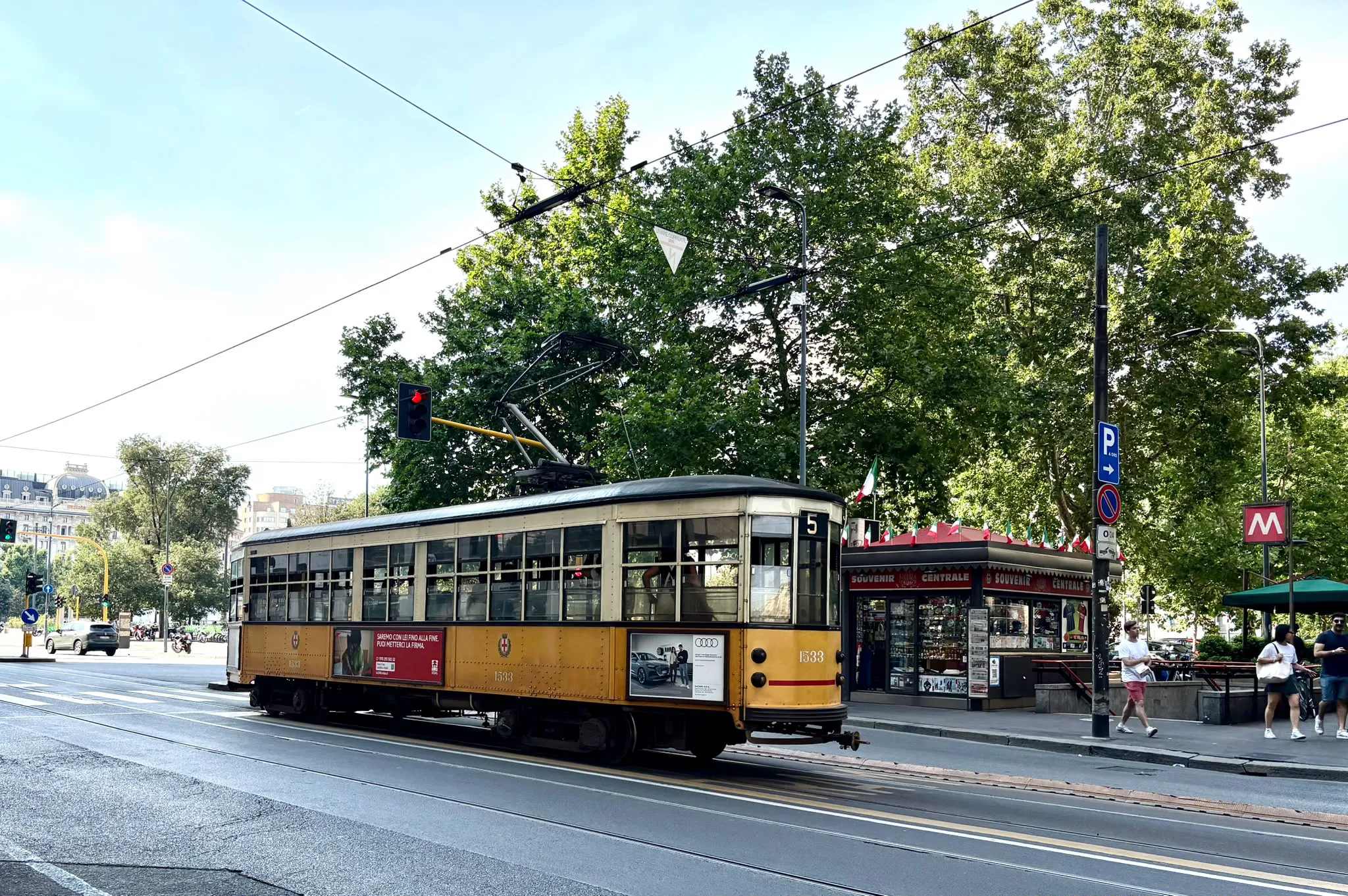 Eleganță pe șine. Italienii se plimbă și acum cu tramvaiul istoric proiectat în 1920