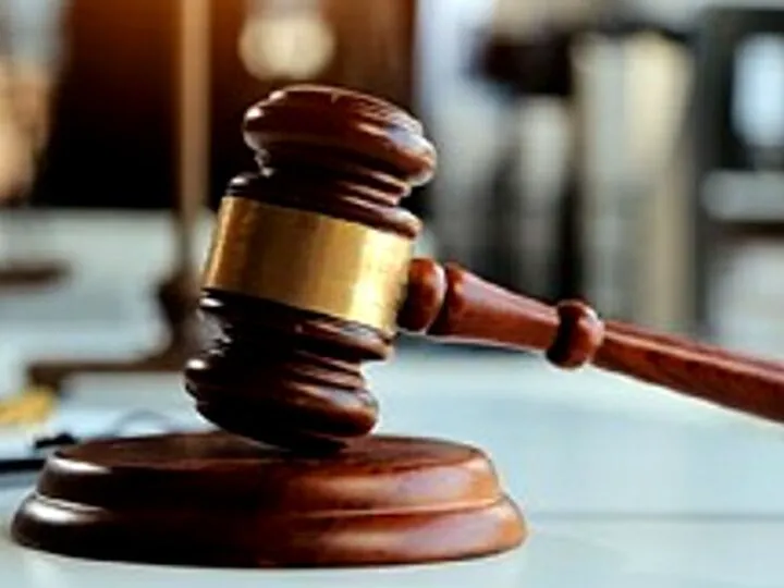 Bancuri. La tribunal, discuție între judecător și o femeie ușoară. Leșini de râs