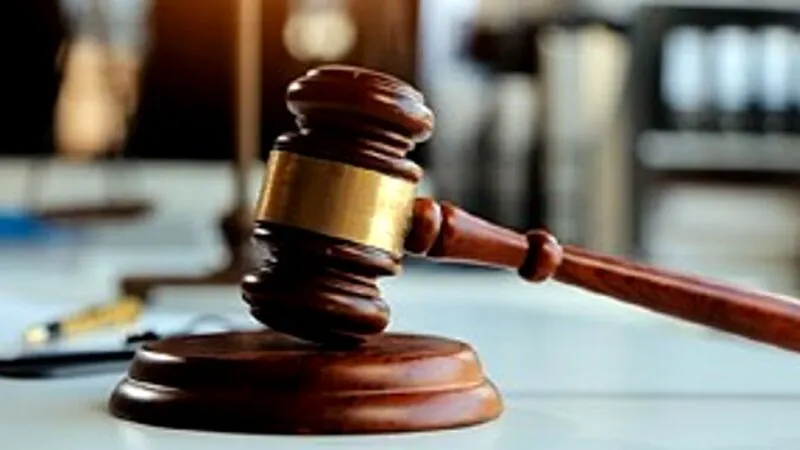 Bancuri. La tribunal, discuție între judecător și o femeie ușoară. Leșini de râs