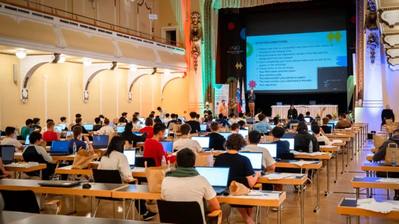 Opt copii din România au dat peste cap clasamentul la Olimpiada Internațională de Inteligență Artificială. Au bătut SUA, Japonia și China
